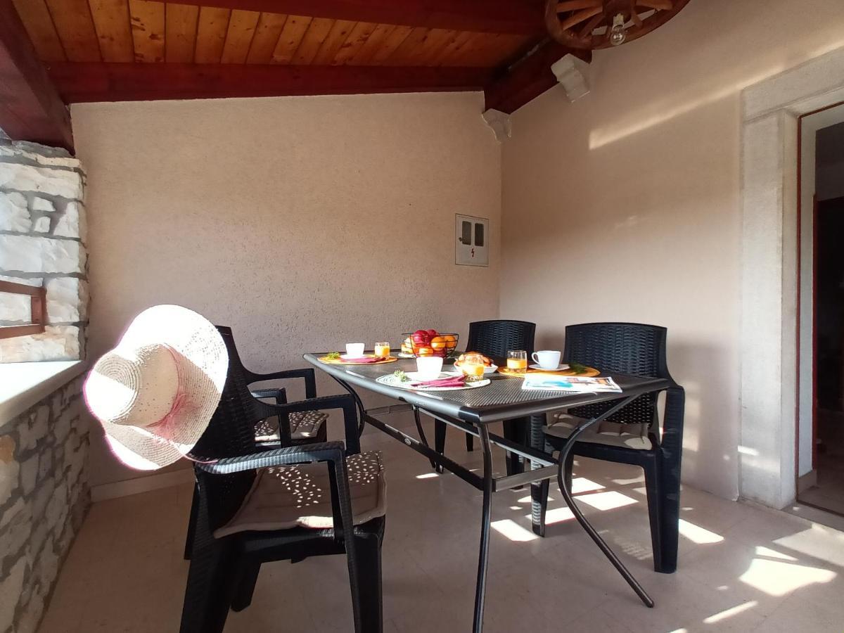 Guesthouse Marija Potpićan Exteriör bild